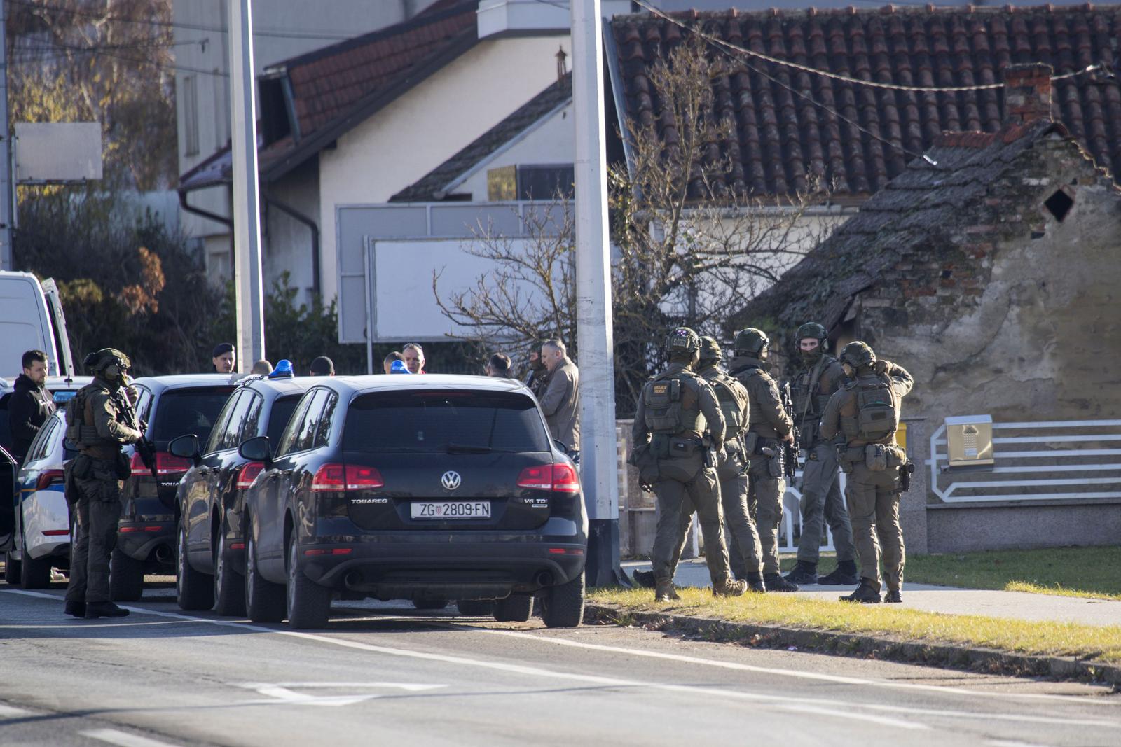 29.12.2023.,Velika Gorica - U Velikoj Gorici nesto iza 10 sati dogodio se strasan zlocin. Muskarac je puskom ubio zenu i pobjegao. Na terenu je velik broj policajaca i pripadnici ATJ Lucko koji ga traze. Photo: Zeljko Lukunic/PIXSELL