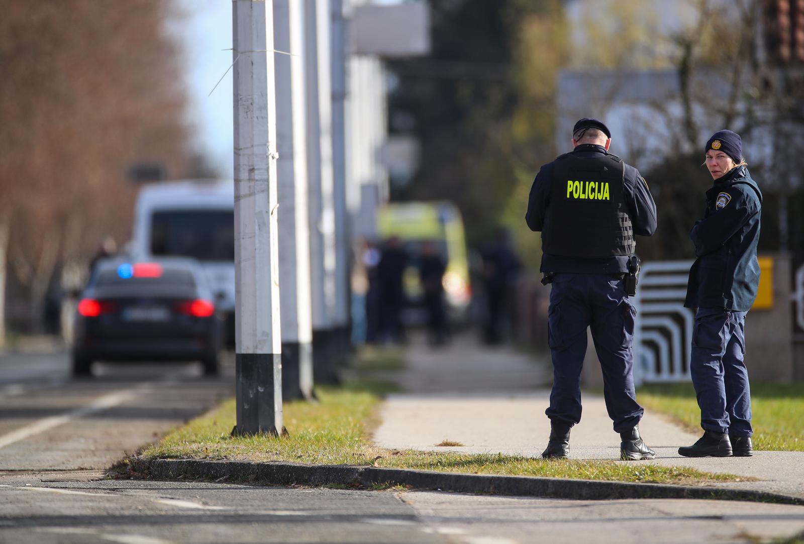 29.12.2023.,Velika Gorica - U Velikoj Gorici nesto iza 10 sati dogodio se strasan zlocin. Muskarac je puskom ubio zenu i pobjegao. Na terenu je velik broj policajaca i pripadnici ATJ Lucko koji ga traze. Photo: Zeljko Lukunic/PIXSELL