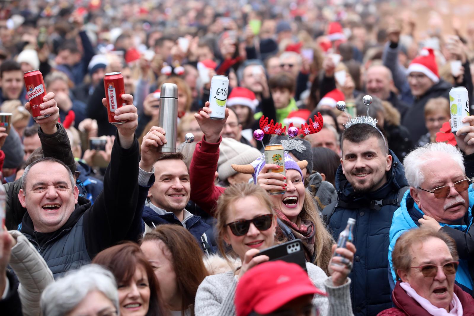 31.12.2022., Fuzine - Docek Nove godine u podne na igralistu pored brane  Photo: Goran Kovacic/PIXSELL