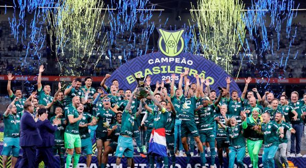 Soccer Football -  Brasileiro Championship - Cruzeiro v Palmeiras - Estadio Mineirao, Belo Horizonte, Brazil - December 6, 2023 Palmeiras players celebrate winning the Brasileiro Championship with the trophy REUTERS/Cris Mattos     TPX IMAGES OF THE DAY Photo: CRIS MATTOS/REUTERS