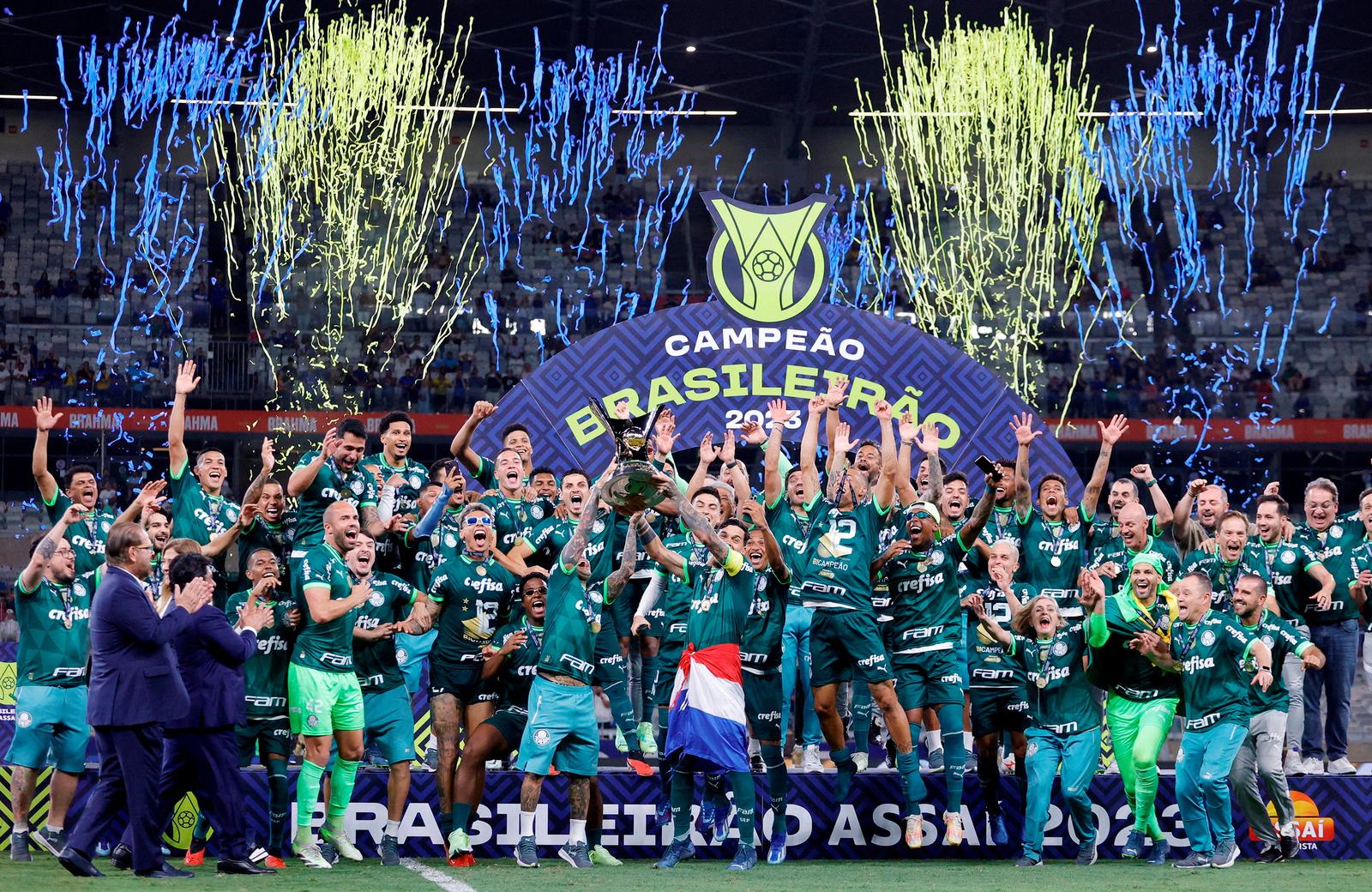 Soccer Football -  Brasileiro Championship - Cruzeiro v Palmeiras - Estadio Mineirao, Belo Horizonte, Brazil - December 6, 2023 Palmeiras players celebrate winning the Brasileiro Championship with the trophy REUTERS/Cris Mattos     TPX IMAGES OF THE DAY Photo: CRIS MATTOS/REUTERS