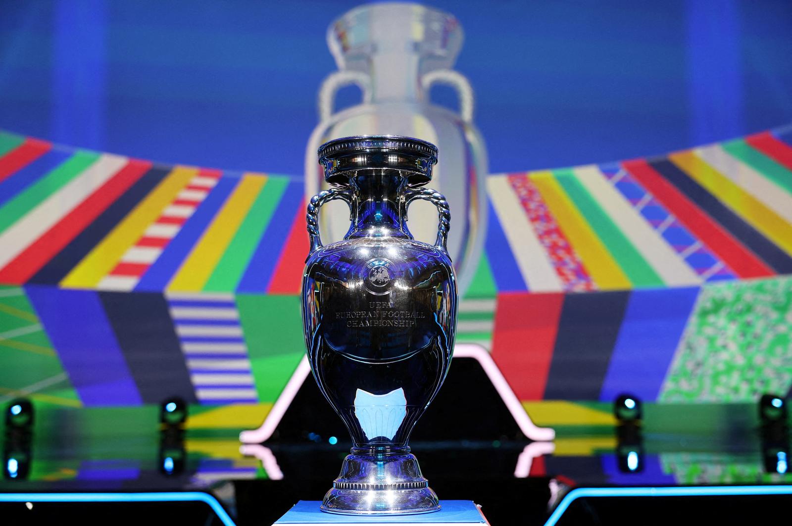 FILE PHOTO: Soccer Football - Euro 2024 Qualifying Draw - Festhalle, Frankfurt, Germany - October 9, 2022 The European Championship trophy is seen before the draw REUTERS/Kai Pfaffenbach/File Photo Photo: Kai Pfaffenbach/REUTERS