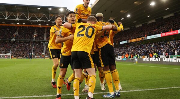 Soccer Football - Premier League - Wolverhampton Wanderers v Chelsea - Molineux Stadium, Wolverhampton, Britain - December 24, 2023 Wolverhampton Wanderers' Matt Doherty celebrates scoring their second goal with Hugo Bueno, Joao Gomes and teammates REUTERS/Carl Recine NO USE WITH UNAUTHORIZED AUDIO, VIDEO, DATA, FIXTURE LISTS, CLUB/LEAGUE LOGOS OR 'LIVE' SERVICES. ONLINE IN-MATCH USE LIMITED TO 45 IMAGES, NO VIDEO EMULATION. NO USE IN BETTING, GAMES OR SINGLE CLUB/LEAGUE/PLAYER PUBLICATIONS. Photo: Carl Recine/REUTERS