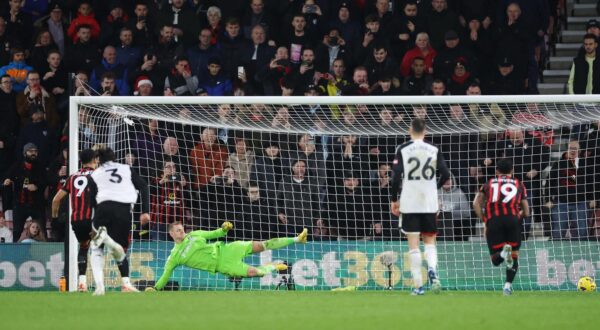 Soccer Football - Premier League - AFC Bournemouth v Fulham - Vitality Stadium, Bournemouth, Britain - December 26, 2023 AFC Bournemouth's Dominic Solanke scores their second goal from the penalty spot REUTERS/Hannah Mckay NO USE WITH UNAUTHORIZED AUDIO, VIDEO, DATA, FIXTURE LISTS, CLUB/LEAGUE LOGOS OR 'LIVE' SERVICES. ONLINE IN-MATCH USE LIMITED TO 45 IMAGES, NO VIDEO EMULATION. NO USE IN BETTING, GAMES OR SINGLE CLUB/LEAGUE/PLAYER PUBLICATIONS. Photo: HANNAH MCKAY/REUTERS