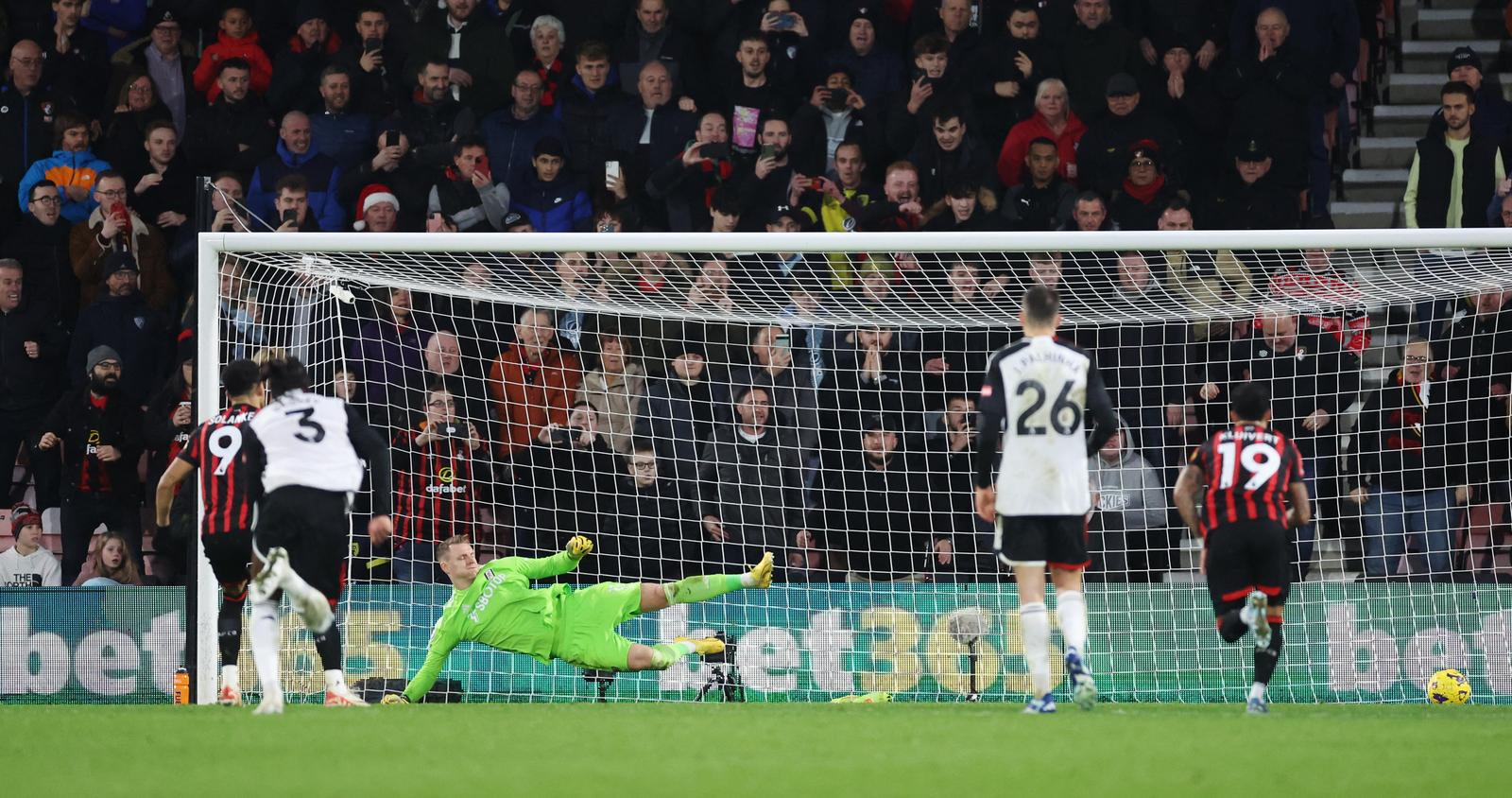 Soccer Football - Premier League - AFC Bournemouth v Fulham - Vitality Stadium, Bournemouth, Britain - December 26, 2023 AFC Bournemouth's Dominic Solanke scores their second goal from the penalty spot REUTERS/Hannah Mckay NO USE WITH UNAUTHORIZED AUDIO, VIDEO, DATA, FIXTURE LISTS, CLUB/LEAGUE LOGOS OR 'LIVE' SERVICES. ONLINE IN-MATCH USE LIMITED TO 45 IMAGES, NO VIDEO EMULATION. NO USE IN BETTING, GAMES OR SINGLE CLUB/LEAGUE/PLAYER PUBLICATIONS. Photo: HANNAH MCKAY/REUTERS