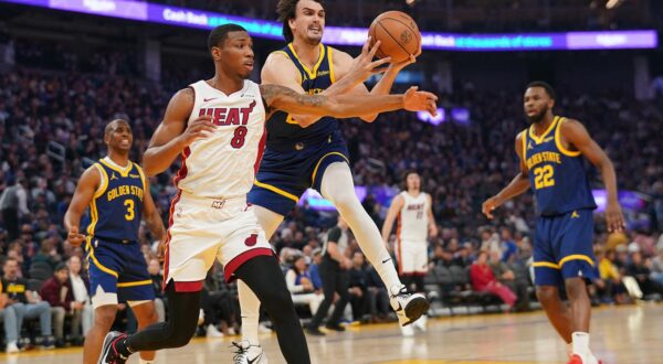 Dec 28, 2023; San Francisco, California, USA; Golden State Warriors forward Dario Saric (20) grabs a rebound next to Miami Heat forward Jamal Cain (8) in the first quarter at the Chase Center. Mandatory Credit: Cary Edmondson-USA TODAY Sports Photo: Cary Edmondson/REUTERS