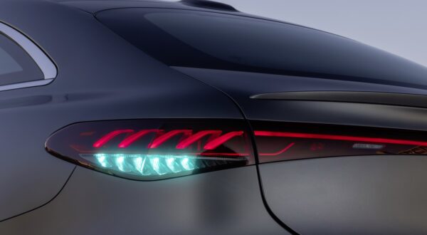US-Behörden geben grünes Licht: Mercedes-Benz erhält weltweit erste Genehmigung für den Einsatz spezieller Außenbeleuchtung für automatisiertes Fahren 

Mercedes-Benz receives approvals for turquoise-coloured automated driving marker lights in California and Nevada