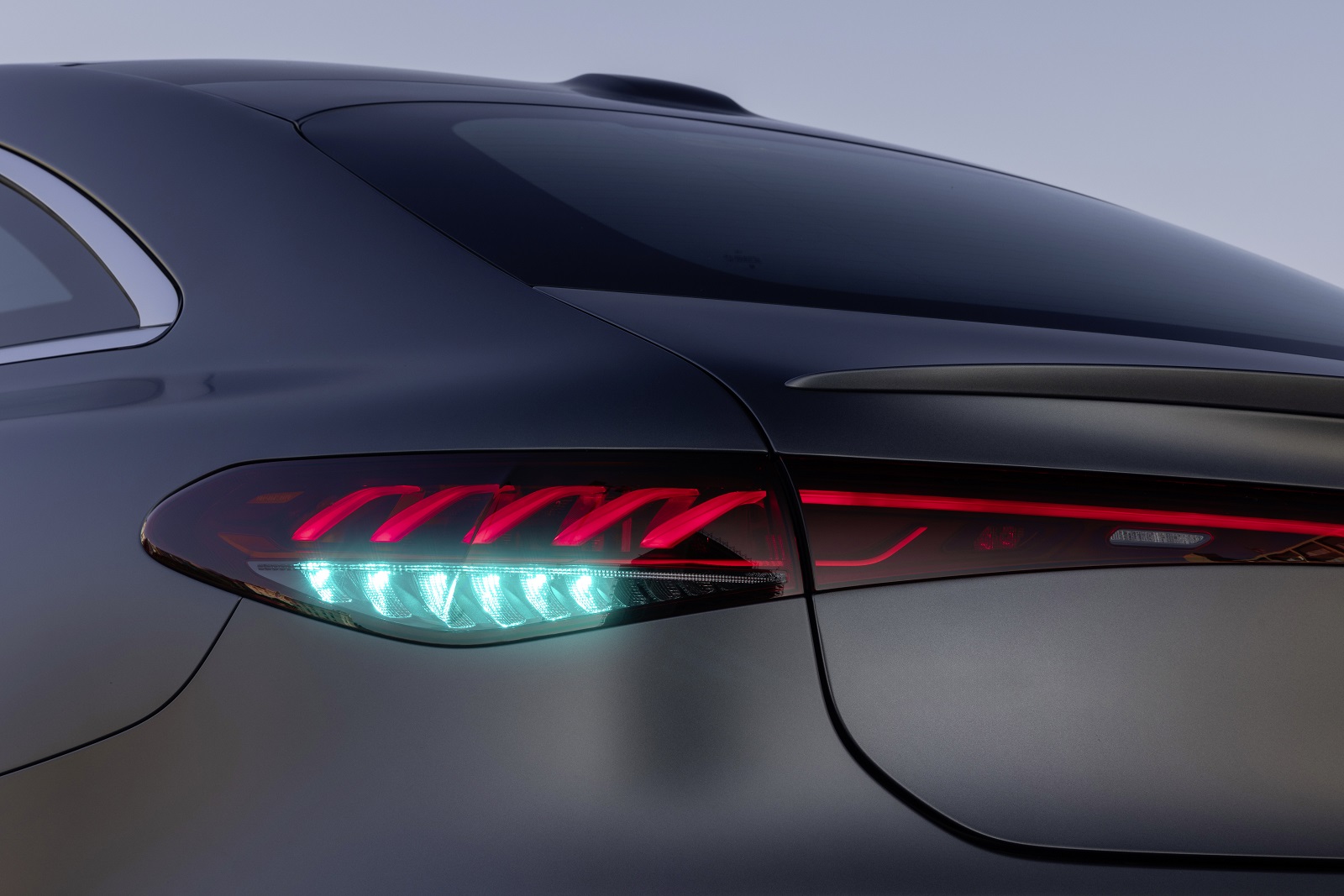 US-Behörden geben grünes Licht: Mercedes-Benz erhält weltweit erste Genehmigung für den Einsatz spezieller Außenbeleuchtung für automatisiertes Fahren 

Mercedes-Benz receives approvals for turquoise-coloured automated driving marker lights in California and Nevada