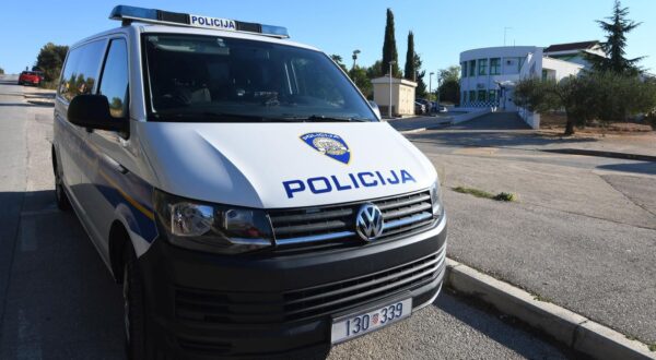 05.09.2022., Brodarica - Policijski sluzbenici prometne policije u Sibensko-kninskoj zupaniji vrse pojacan nadzor prilaza skolama zbog pocetka nove skolske godine. Photo: Hrvoje Jelavic/PIXSELL