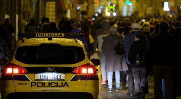 27.11.2021., Zagreb - Novi Bijeli tihi mars, prosvjed protiv COVID potvrda. Prosvjednici su se uputili prema Markovu trgu, ali u Radićevoj ulici blokirala ih je policija. Na kraju su se ipak uspijeli probiti do Markovog trga.  Photo: Slaven Branislav Babic/PIXSELL