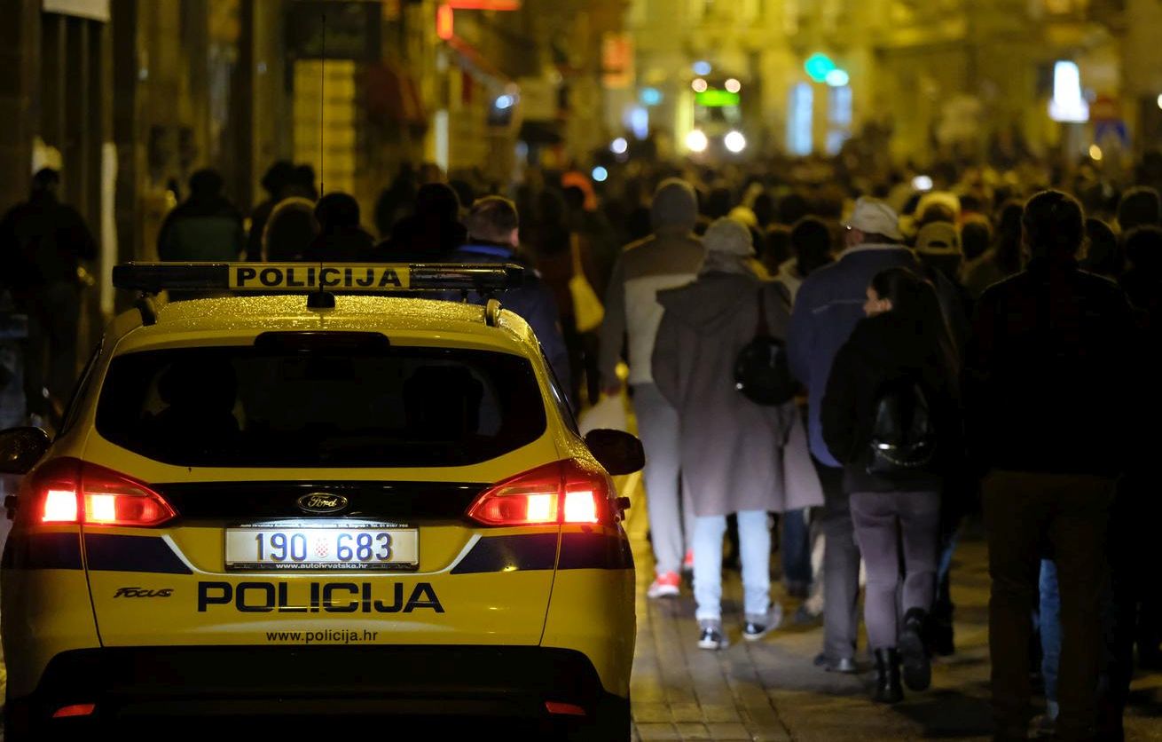 27.11.2021., Zagreb - Novi Bijeli tihi mars, prosvjed protiv COVID potvrda. Prosvjednici su se uputili prema Markovu trgu, ali u Radićevoj ulici blokirala ih je policija. Na kraju su se ipak uspijeli probiti do Markovog trga.  Photo: Slaven Branislav Babic/PIXSELL