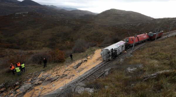 11.12.2023., Rijeka - Izmedju kolodvora Meja i Škrljevo jutros u 8:49 došlo je do sudara teretnog vlaka prijevoznika Rail Cargo Carrier - Croati i pružnog vozila TMD HŽ Infrastrukture, a prema prvim informacijama, ozlijeđenih nema. Photo: Nel Pavletic/PIXSELL