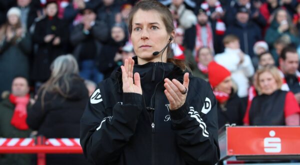 28.01.2024, xtgx, Fussball 1. Bundesliga, 1. FC Union Berlin - SV Darmstadt 98 emspor, v.l. Marie Louise Eta Union gibt Anweisungen, gestikuliert mit den Armen, gesticulate, gives instructions DFL/DFB REGULATIONS PROHIBIT ANY USE OF PHOTOGRAPHS as IMAGE SEQUENCES and/or QUASI-VIDEO Berlin *** 28 01 2024, xtgx, Fußball 1 Bundesliga, 1 FC Union Berlin SV Darmstadt 98 emspor, v l Marie Louise Eta Union gibt Anweisungen, gestikuliert mit den Armen, gesticulate, gives instructions DFL DFB REGULATIONS PROHIBIT ANY USE OF PHOTOGRAPHS as IMAGE SEQUENCES and or QUASI VIDEO Berlin