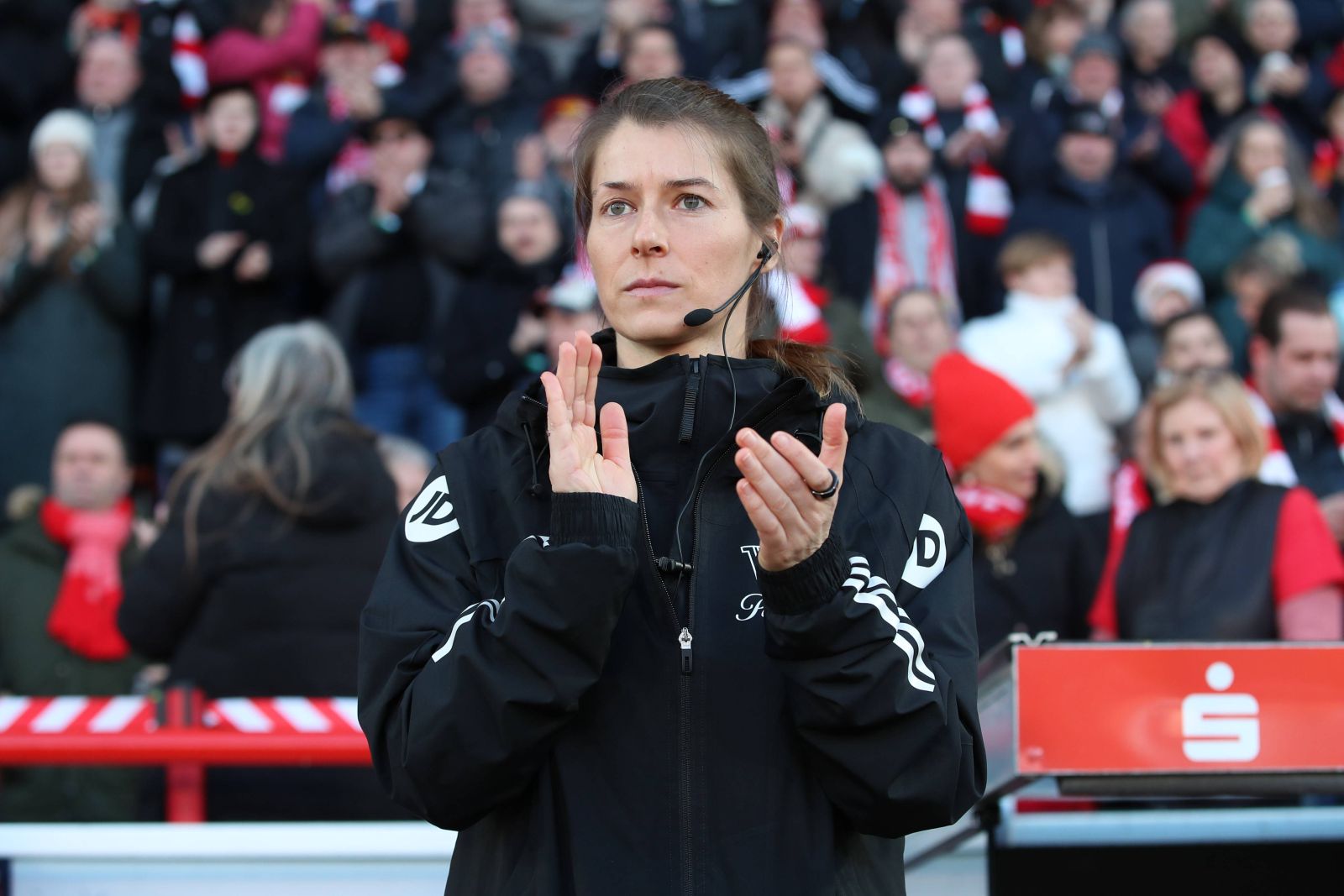 28.01.2024, xtgx, Fussball 1. Bundesliga, 1. FC Union Berlin - SV Darmstadt 98 emspor, v.l. Marie Louise Eta Union gibt Anweisungen, gestikuliert mit den Armen, gesticulate, gives instructions DFL/DFB REGULATIONS PROHIBIT ANY USE OF PHOTOGRAPHS as IMAGE SEQUENCES and/or QUASI-VIDEO Berlin *** 28 01 2024, xtgx, Fußball 1 Bundesliga, 1 FC Union Berlin SV Darmstadt 98 emspor, v l Marie Louise Eta Union gibt Anweisungen, gestikuliert mit den Armen, gesticulate, gives instructions DFL DFB REGULATIONS PROHIBIT ANY USE OF PHOTOGRAPHS as IMAGE SEQUENCES and or QUASI VIDEO Berlin