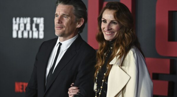 Photo by: NDZ/STAR MAX/IPx 2023 12/4/23 Ethan Hawke and Julia Roberts at the premiere of 'Leave the World Behind' on December 4, 2023 in New York City.