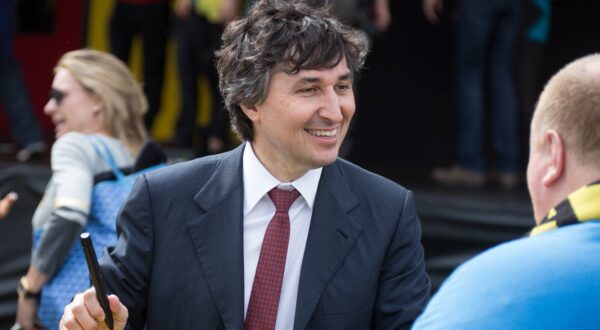 Watford Sole Owner Italian Gino Pozzo signs autographs for supporters during The Watford FC Promotion Parade at Cassiobury Park, Watford, England on 4 May 2015. PUBLICATIONxNOTxINxUK Copyright: xAndyxRowlandx 04230052

Watford Sole Owner Italian Gino Pozzo Signs autographs for Supporters during The Watford FC Promotion Parade AT  Park Watford England ON 4 May 2015 PUBLICATIONxNOTxINxUK Copyright
