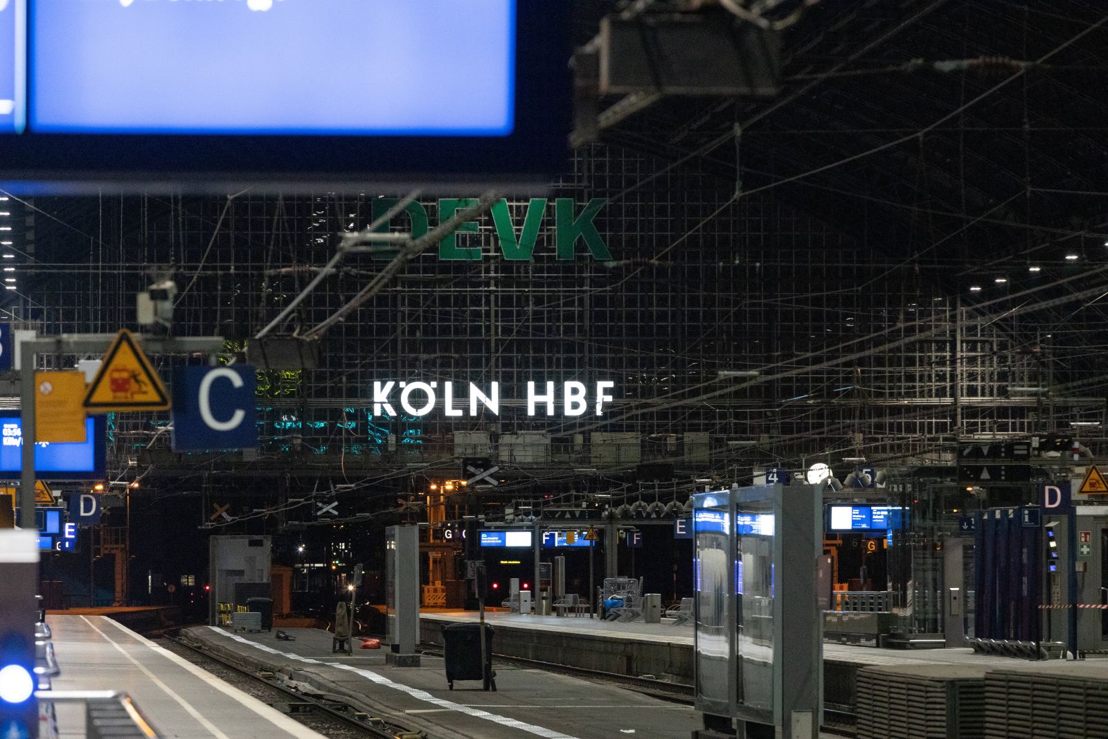 An den Informationstafeln werden aktuell nur verkehrende Züge angezeigt. Zug fällt aus - Der dreitägige Bahnstreik der Lokführergewerkschaft GDL hat begonnen. Betroffen sind sowohl der Güter- als auch der Personenverkehr im gesamten Bundesgebiet. Die Deutsche Bahn DB erwartet daher erhebliche Beeinträchtigungen. Im Fernverkehr wird es nur noch einen Notfahrplan geben, der nur wenige Verbindungen abdeckt. 10.01.2024 Köln Innenstadt NRW Deutschland *** Only running trains are currently displayed on the information boards Train is canceled The three-day rail strike by the train drivers union GDL has begun Both freight and passenger transport throughout Germany are affected Deutsche Bahn DB therefore expects considerable disruptions In