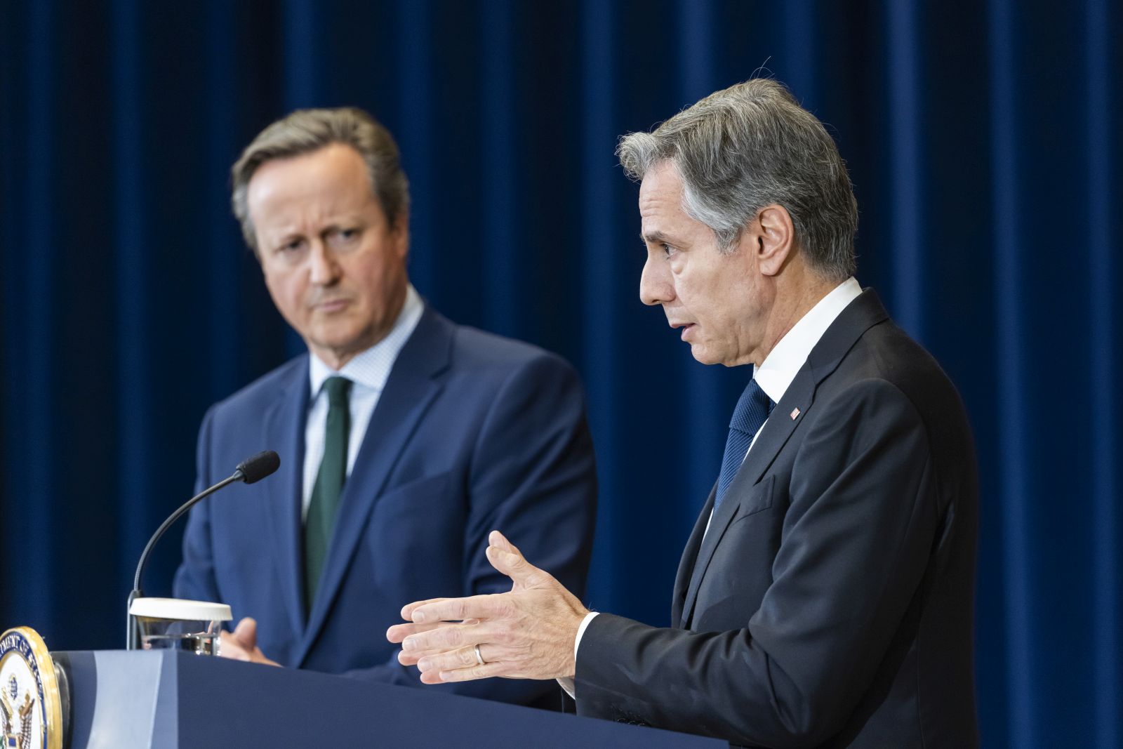 epa11016434 US Secretary of State Antony Blinken (R) holds a press conference with UK Foreign Secretary David Cameron (L) at the State Department in Washington, DC, USA, 07 December 2023. The two spoke about Israel's ongoing incursion into Gaza, and about getting further aid to Ukraine to help the country combat Russia's ongoing invasion.  EPA/JIM LO SCALZO