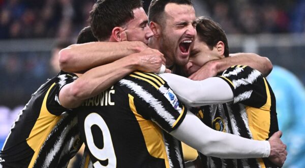 epaselect epa11031577 Juventus' Federico Chiesa (R) jubilates with his teammates after scoring during the Italian Serie A match, Genoa CFC vs Juventus Fc at Luigi Ferraris stadium in Genoa, Italy, 15 December 2023.  EPA/LUCA ZENNARO