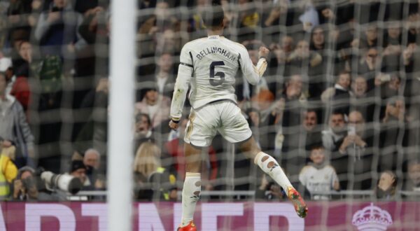 epa11035110 Real Madrid's midfielder Jude Bellingham celebrates after scoring the 1-0 goal during the Spanish LaLiga soccer match between Real Madrid and Villarreal CF, in Madrid, Spain, 17 December 2023.  EPA/Daniel Gonzalez