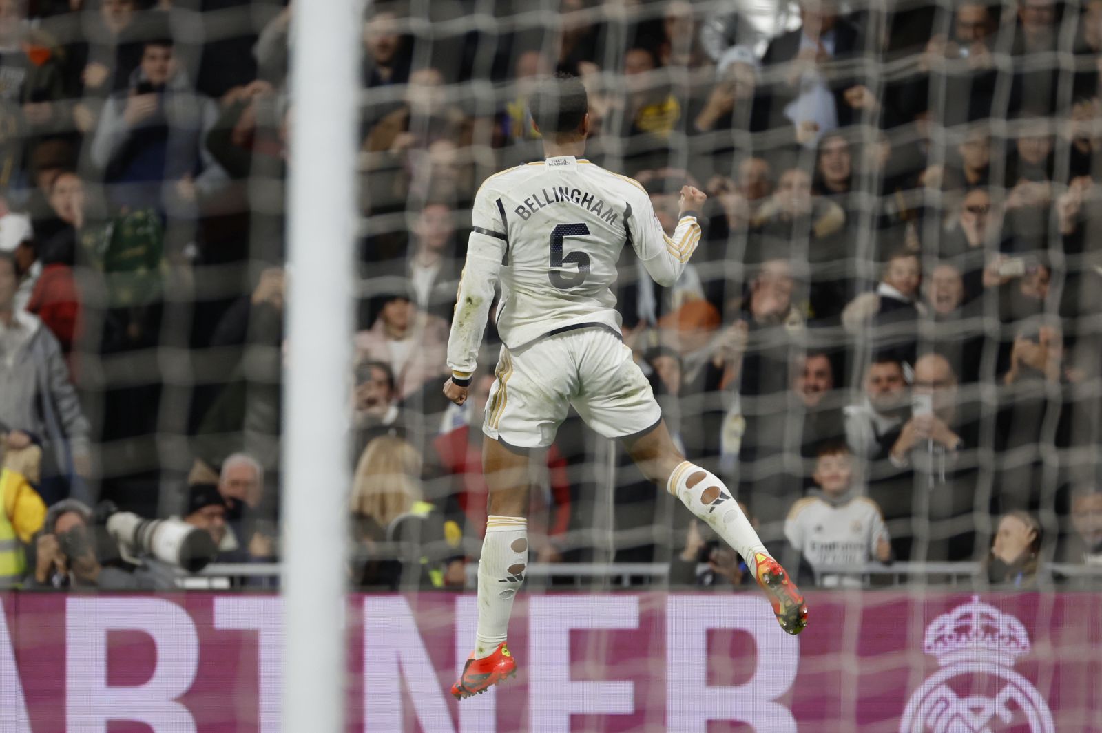 epa11035110 Real Madrid's midfielder Jude Bellingham celebrates after scoring the 1-0 goal during the Spanish LaLiga soccer match between Real Madrid and Villarreal CF, in Madrid, Spain, 17 December 2023.  EPA/Daniel Gonzalez