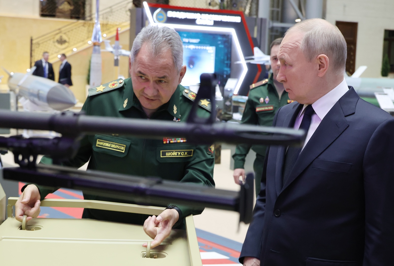 epa11037327 Russian President Vladimir Putin (R) and Defence Minister Sergei Shoigu (L) attend a military gear exhibition at the Russian National Defence Control Centre, after an expanded meeting of the Russian Defence Ministry Board in Moscow, Russia, 19 December 2023.  EPA/MIKHAIL KLIMENTYEV  / SPUTNIK / KREMLIN POOL MANDATORY CREDIT