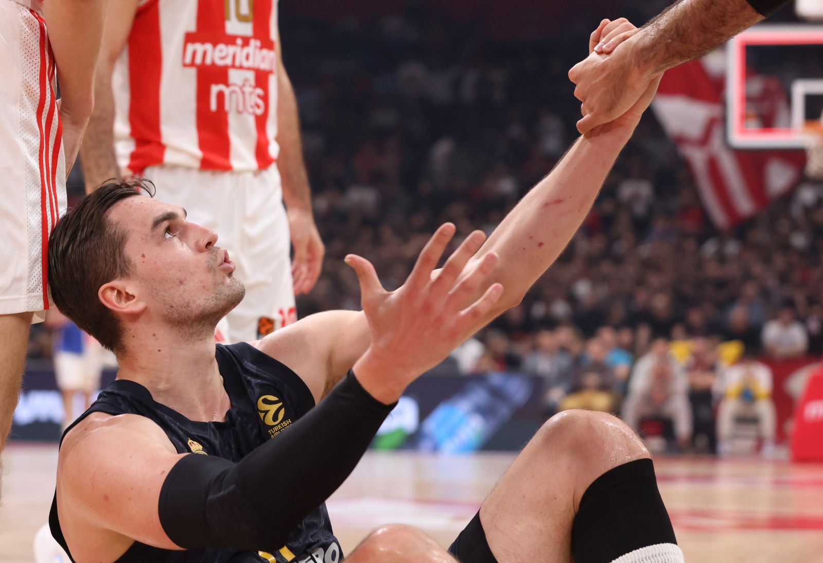 epa11037578 Real Madrid's Mario Hezonja reacts during the Euroleague basketball match between Red Star Belgrade and Real Madrid in Belgrade, Serbia, 19 December 2023.  EPA/ANDREJ CUKIC