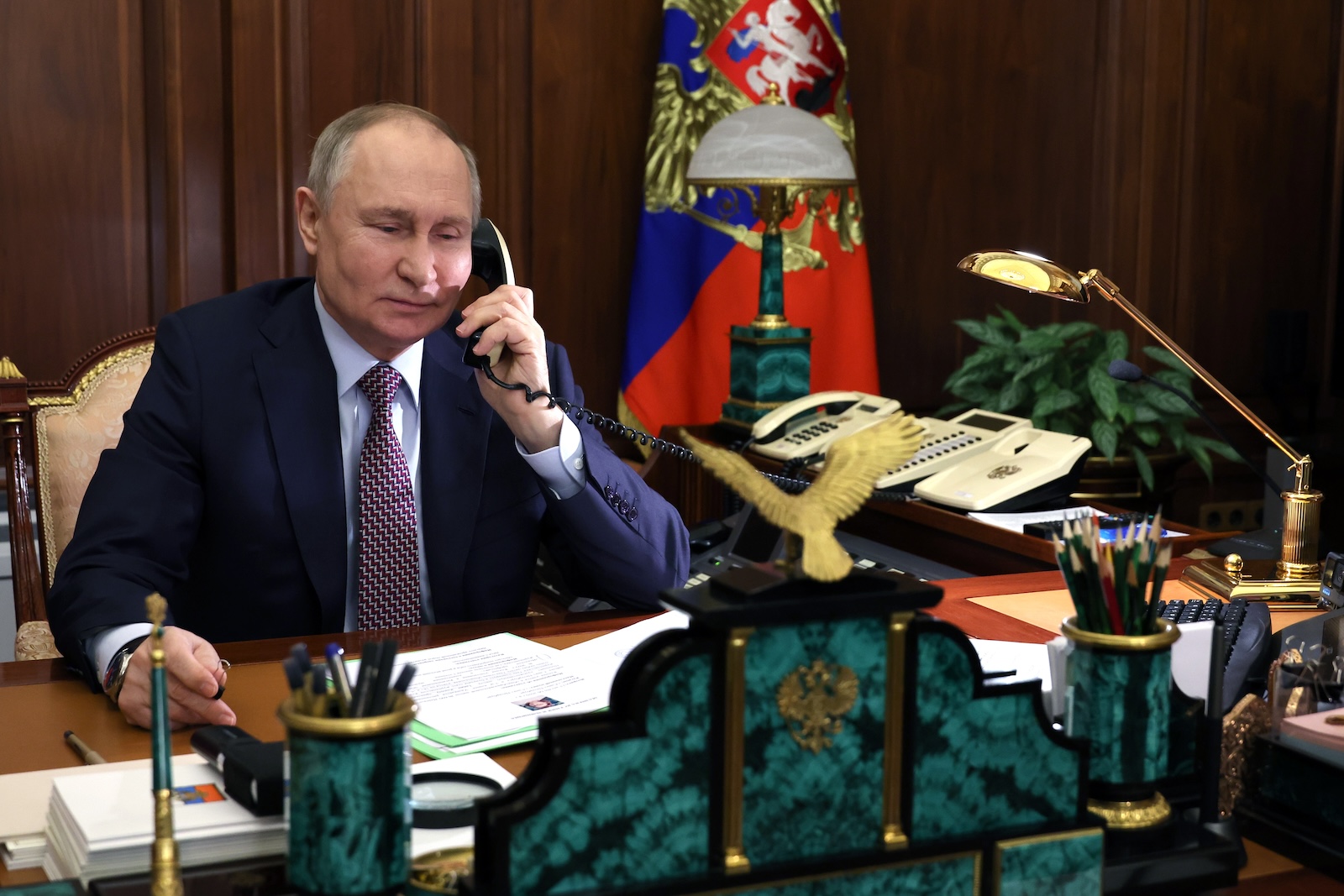epa11039954 Russian President Vladimir Putin speaks on the phone with 13-year-old St. Petersburg schoolgirl Ksenia Mazneva as part of the 'Christmas Tree Wish' nationwide charity campaign, fulfilling children's Christmas wishes, in Moscow, Russia, 21 December 2023.  EPA/MIKHAEL KLIMENTYEV/SPUTNIK/KREMLIN POOL MANDATORY CREDIT
