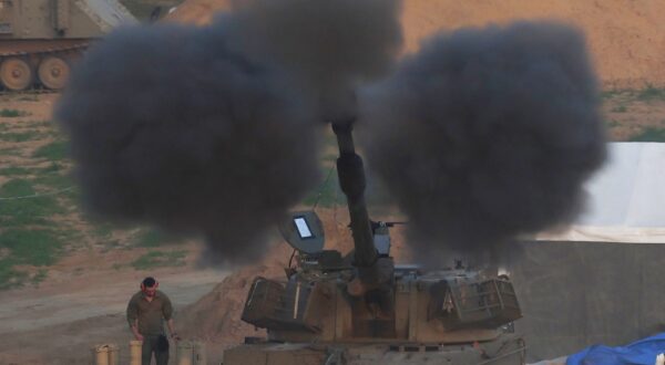 epa11045718 Israeli artillery units shelling toward targets in the southern part of the Gaza Strip, next to the Israel-Gaza border on 27 December 2023. More than 20,800 Palestinians and at least 1,300 Israelis have been killed, according to the Palestinian Health Ministry and the Israel Defense Forces (IDF), since Hamas militants launched an attack against Israel from the Gaza Strip on 07 October, and the Israeli operations in Gaza and the West Bank which followed it.  EPA/ATEF SAFADI