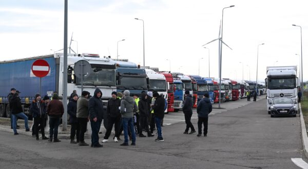 epa11047909 Trucks are parked at the Polish-Ukrainian border in Korczowa village, south-eastern Poland, 29 December 2023. There are still long queues at the border crossings in south-eastern Poland for trucks trying to enter Ukraine as the protests of Polish truckers continue. The queues are the result of a blockade by Polish lorry drivers at the three border crossings launched in protest over what they see as unfair competition from Ukrainian road haulage firms.  EPA/DAREK DELMANOWICZ POLAND OUT