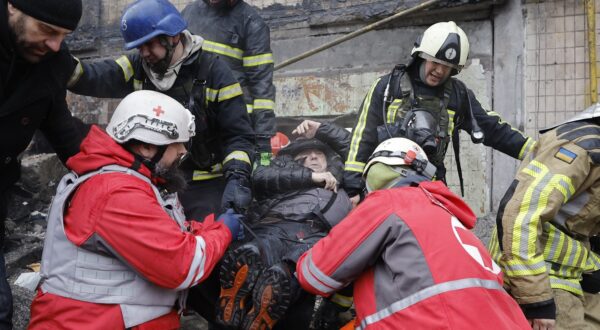 epa11053318 Rescuers and medics evacuate an injured man from the site of a damaged building after a missile strike in Kyiv, Ukraine, 02 January 2024, amid the Russian invasion. In the early hours of 02 January, Russia launched missile attacks targeting Kyiv and Kharkiv, local officials reported. At least two women were killed, and nearly 70 others were injured in the two cities. In Kyiv, 27 people were hospitalized after a fire broke out in a multi-story building as a result of a rocket attack, the city mayor Vitali Klitschko wrote on telegram, adding that an injured elderly woman died in an ambulance. Some 130 residents were evacuated from the burning building, the State Emergency Service said.  EPA/SERGEY DOLZHENKO