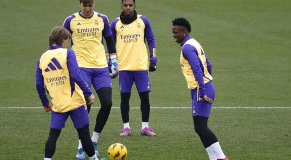 epa11053415 Real Madrid's Luka Modric (L), Rodrygo (2R) and Vinicius jr (R) participate in a training session of the team in Madrid, Spain, 02 January 2024.  EPA/ZIPI