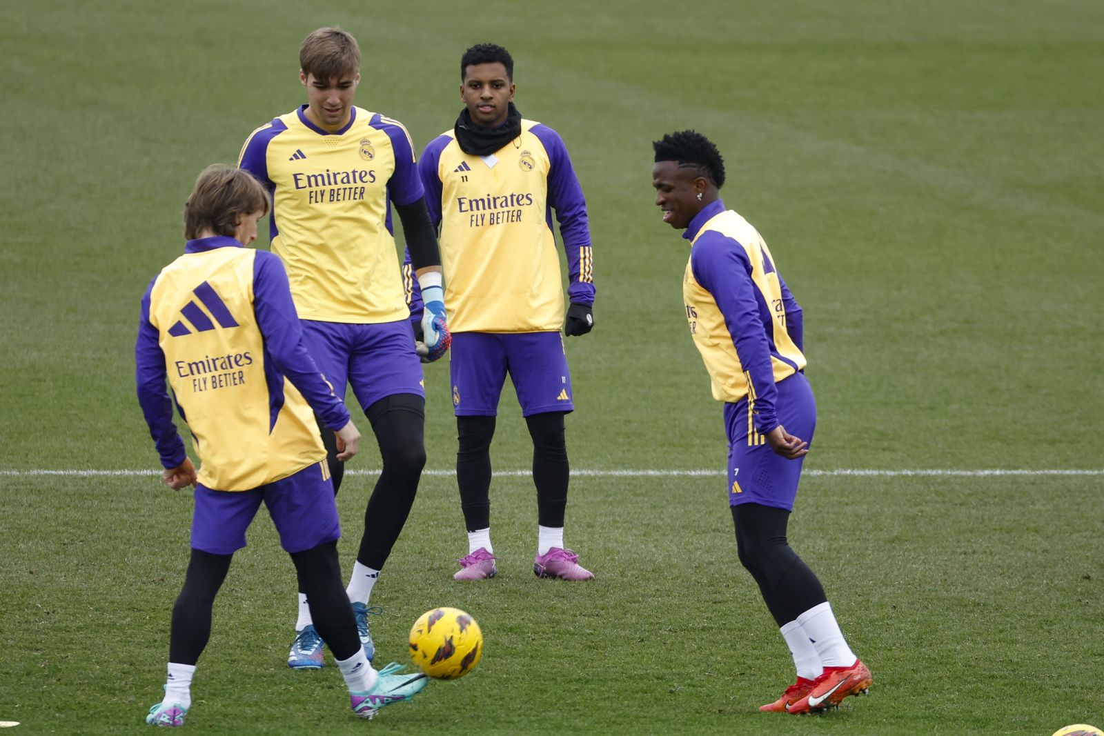 epa11053415 Real Madrid's Luka Modric (L), Rodrygo (2R) and Vinicius jr (R) participate in a training session of the team in Madrid, Spain, 02 January 2024.  EPA/ZIPI