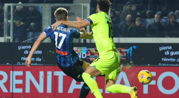 epa11055546 Atalanta's Charles De Ketelaere scores the 1-0 goal during the round of 16 of the Coppa Italia soccer match between Atalanta BC and US Sassuolo Calcio, in Bergamo, Italy, 03 January 2024.  EPA/MICHELE MARAVIGLIA