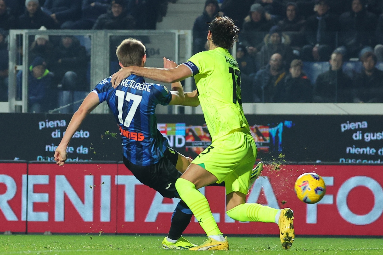 epa11055546 Atalanta's Charles De Ketelaere scores the 1-0 goal during the round of 16 of the Coppa Italia soccer match between Atalanta BC and US Sassuolo Calcio, in Bergamo, Italy, 03 January 2024.  EPA/MICHELE MARAVIGLIA
