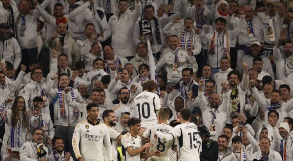 epaselect epa11035149 Real Madrid's Luka Modric (C) celebrates with his teammates after scoring the 4-1 goal during the Spanish LaLiga soccer match between Real Madrid and Villarreal CF, in Madrid, Spain, 17 December 2023.  EPA/Daniel Gonzalez