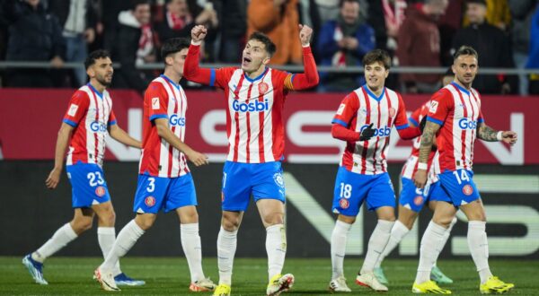 epa11055837 Girona's midfielder Valery Fernandez (C) celebrates after scoring the 1-0 goal during the Spanish LaLiga soccer match between Girona FC and Atletico Madrid, in Girona, Spain, 03 January 2024.  EPA/Siu Wu