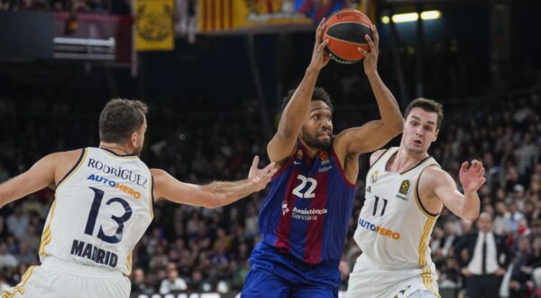 epa11055827 Barca's Jabari Parker (C) in action against Real Madrid´s Chacho Rodriguez (L) and Mario Hezonja (R) during the EuroLeague basketball match between Barcelona and Real Madrid, in Barcelona, Spain, 03 January 2024.  EPA/Alejandro Garcia