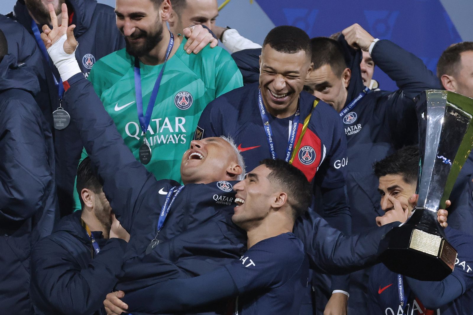 epa11055984 Paris Saint Germain's goalkeeper Keylor Navas (L), Kylian Mbappe (C), and Achraf Hakimi (C-R) celebrate after winning the French Supercup Trophee Des Champions match between PSG and Toulouse in Paris, France, 03 January 2024.  EPA/TERESA SUAREZ