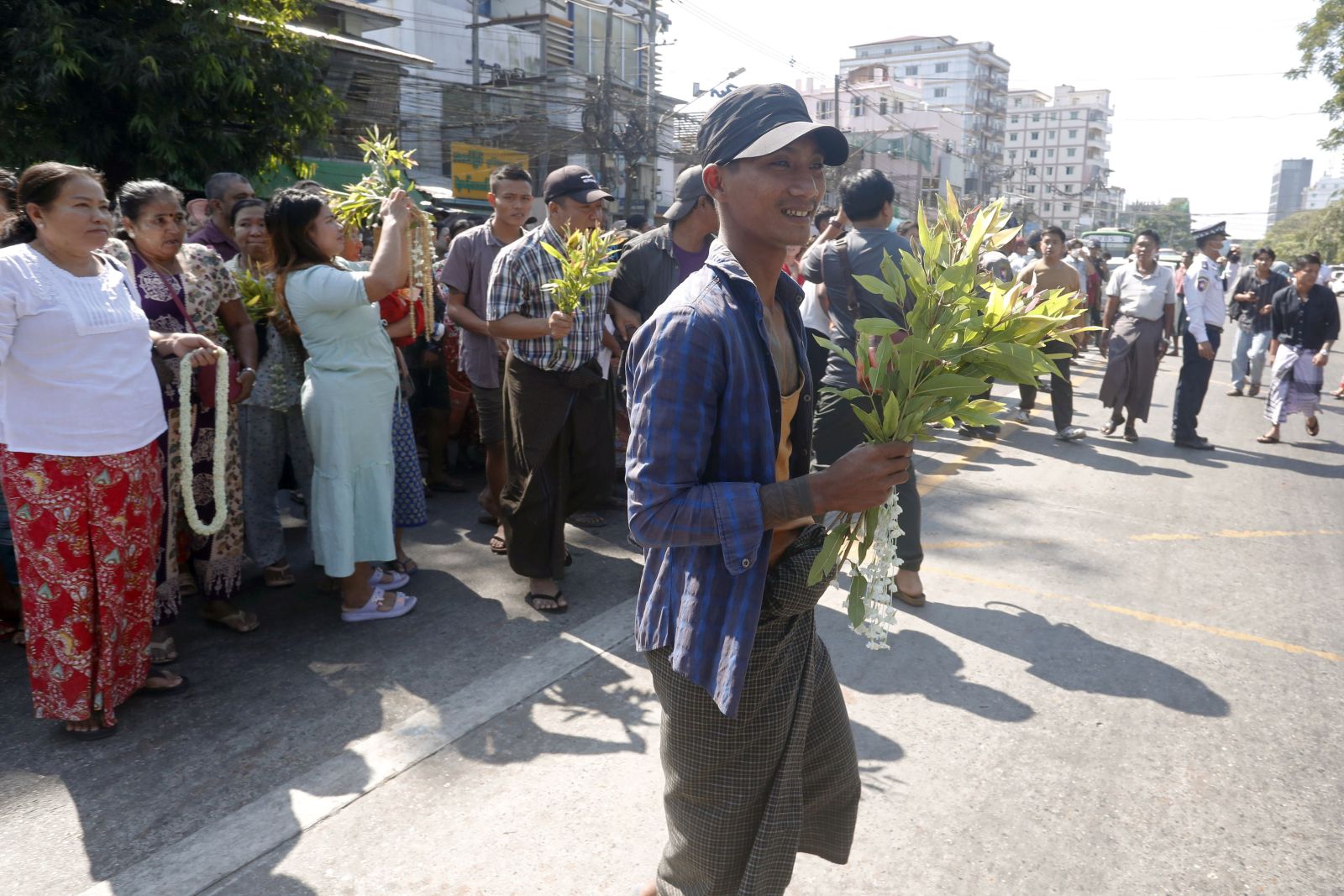 epa11056528 Relatives and friends of prisoners wait outside Insein prison for their upcoming release in Yangon, Myanmar, 04 January 2024. Myanmar's military announced an amnesty of over 9,600 detainees across the country on 04 January to mark Independence Day.  EPA/NYEIN CHAN NAING