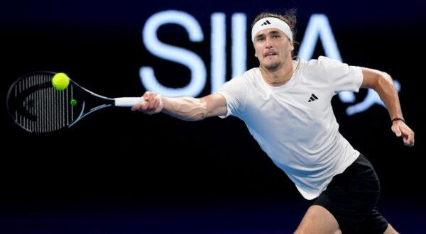 epa11058451 Alexander Zverev of Germany in action against Stefanos Tsitsipas of Greece during their quarterfinal men's match of the 2024 United Cup at Ken Rosewall Arena in Sydney, Australia, 05 January 2024.  EPA/STEVEN MARKHAM  AUSTRALIA AND NEW ZEALAND OUT