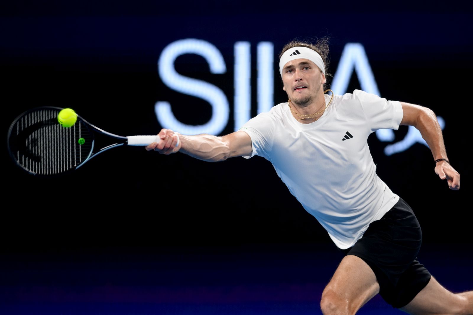 epa11058451 Alexander Zverev of Germany in action against Stefanos Tsitsipas of Greece during their quarterfinal men's match of the 2024 United Cup at Ken Rosewall Arena in Sydney, Australia, 05 January 2024.  EPA/STEVEN MARKHAM  AUSTRALIA AND NEW ZEALAND OUT