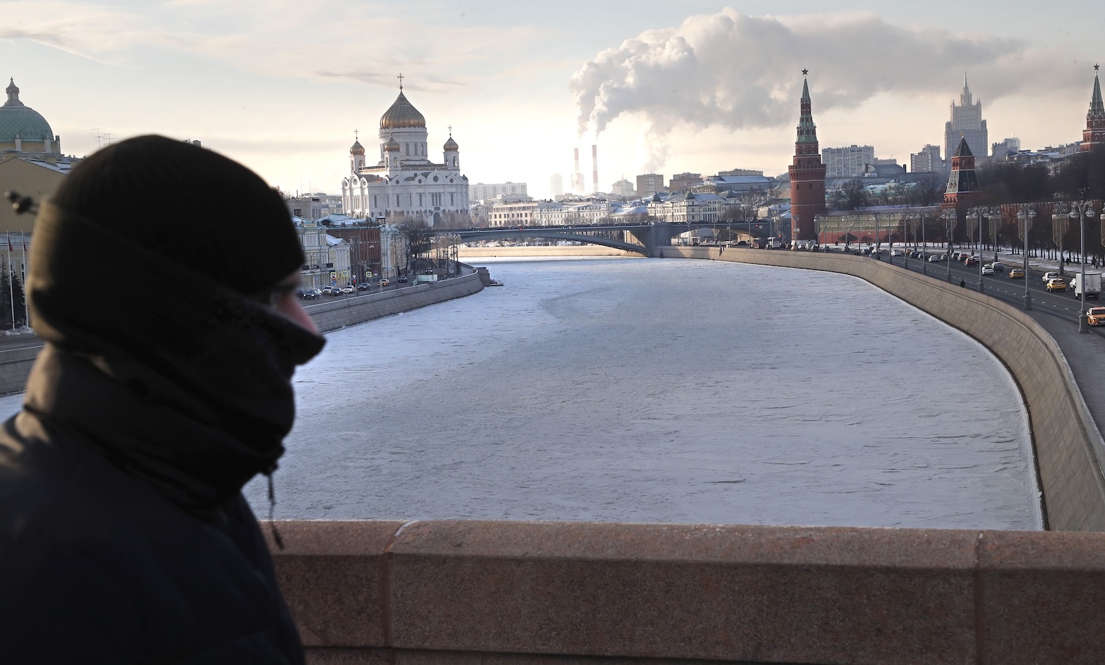 epa11059242 A man walks outside the Kremlin during a cold weather in Moscow, Russia, 05 January 2024. The air temperatures dropped to about minus 27 degrees Celsius in the Russian capital. An extreme cold wave hits Europe with temperatures reaching nearly minus 40 degrees Celsius in some parts of the continent.  EPA/MAXIM SHIPENKOV
