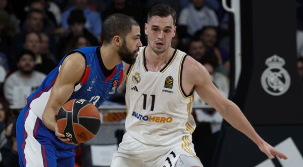 epa11059549 Real Madrid's Mario Hezonja (R) in action against Efes' Darius Thompson (L) during the Euroleague basketball match between Real Madrid and Anadolu Efes, in Madrid, Spain, 05 January 2024.  EPA/Javier Lizon