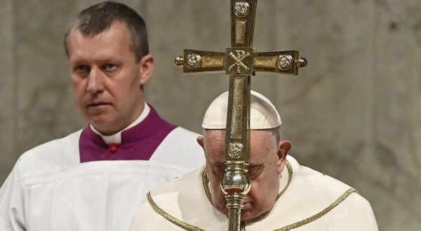 epa11060316 Pope Francis presides over Mass on the Solemnity of the Epiphany in Saint Peter's Basilica, in Vatican City, 06 January 2024.  EPA/Riccardo Antimiani