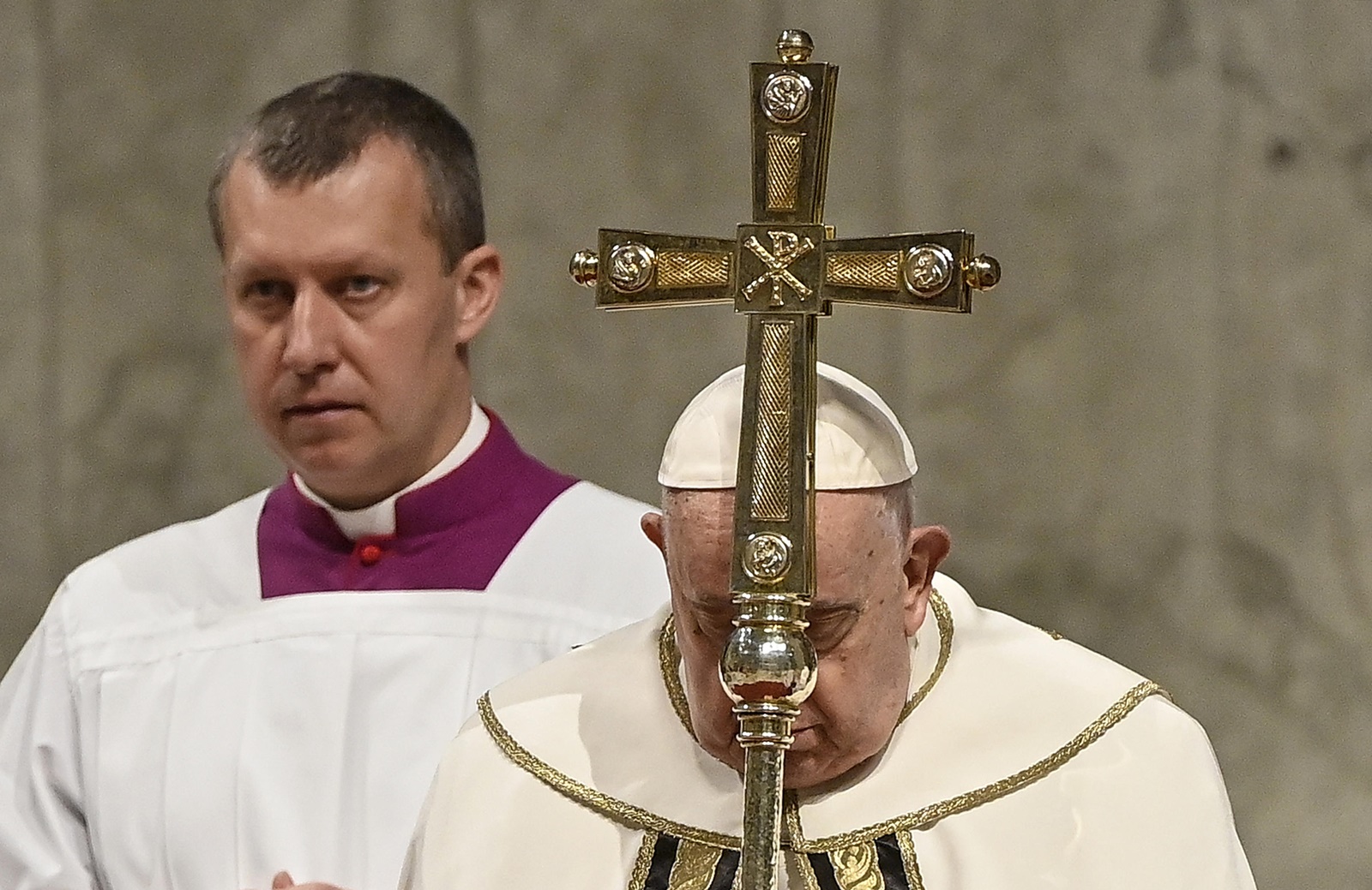 epa11060316 Pope Francis presides over Mass on the Solemnity of the Epiphany in Saint Peter's Basilica, in Vatican City, 06 January 2024.  EPA/Riccardo Antimiani