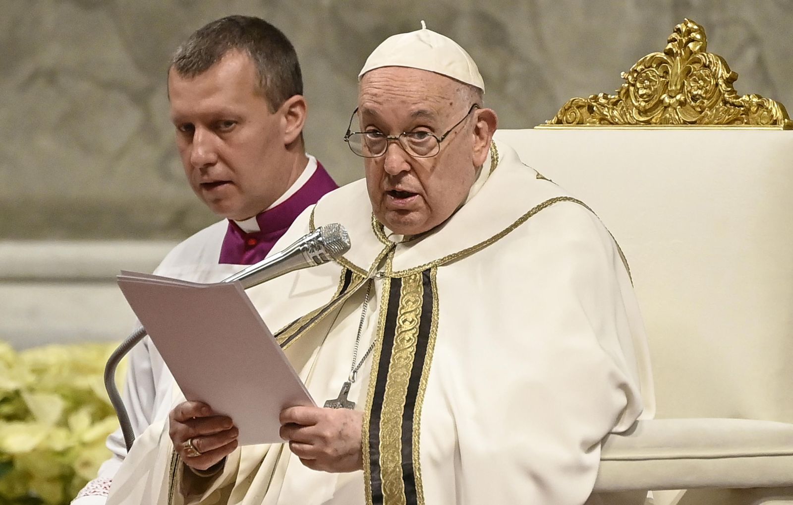 epa11060318 Pope Francis presides over Mass on the Solemnity of the Epiphany in Saint Peter's Basilica, in Vatican City, 06 January 2024.  EPA/Riccardo Antimiani
