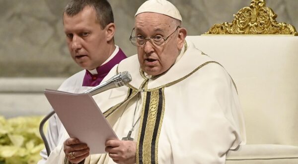 epa11060318 Pope Francis presides over Mass on the Solemnity of the Epiphany in Saint Peter's Basilica, in Vatican City, 06 January 2024.  EPA/Riccardo Antimiani