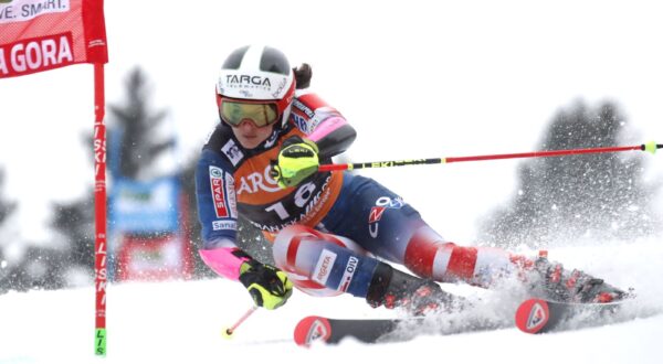 epa11060353 Zrinka Ljutic of Croatia in action during the first run of the FIS Alpine Skiing World Cup in Kranjska Gora, Slovenia, 06 January 2024.  EPA/ANTONIO BAT