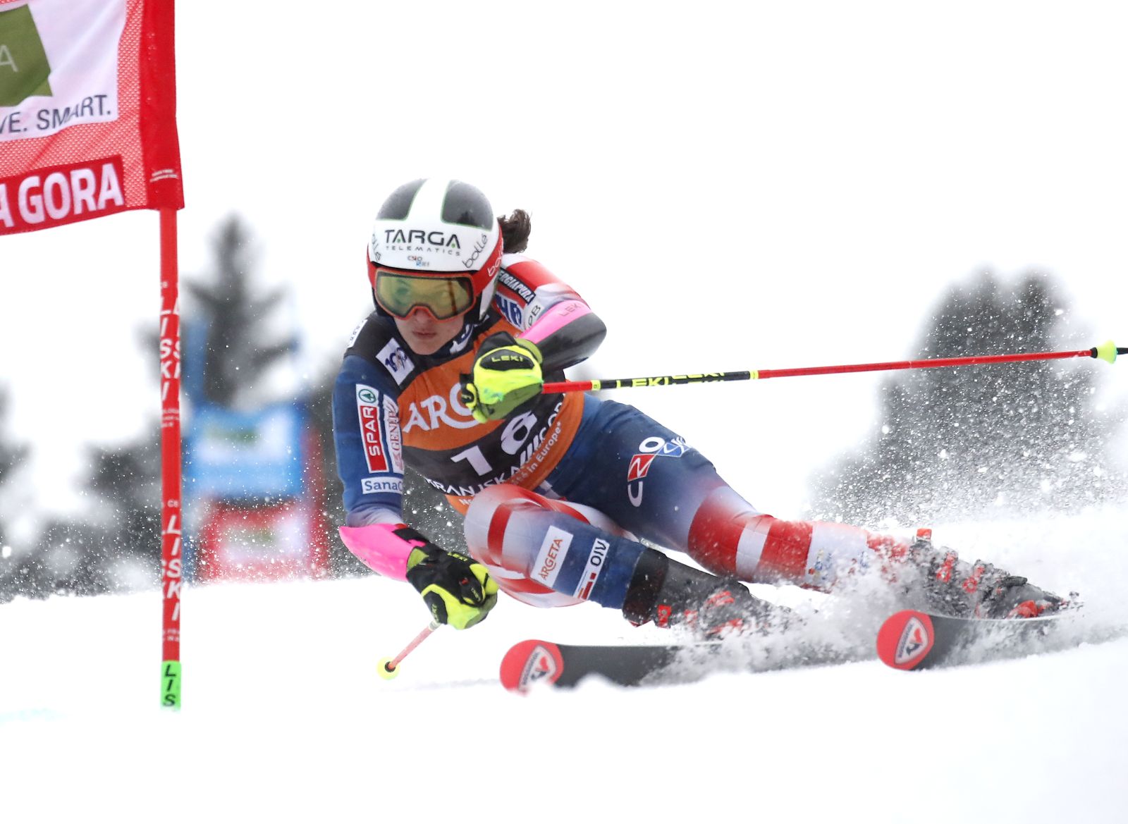 epa11060353 Zrinka Ljutic of Croatia in action during the first run of the FIS Alpine Skiing World Cup in Kranjska Gora, Slovenia, 06 January 2024.  EPA/ANTONIO BAT